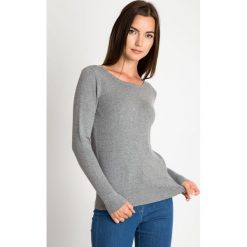 Szary sweter z kuleczkami QUIOSQUE. Szare swetry damskie QUIOSQUE, z jeansu, z klasycznym kołnierzykiem. W wyprzedaży za 59.99 zł.