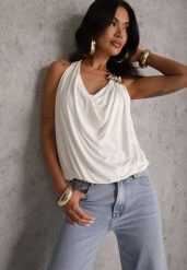 Biały Marszczony Top Halter z Łańcuszkiem i Kwiatem Przy Dekolcie Idivanna. Białe bluzki damskie Renee, m, bez wzorów, z jeansu, eleganckie, bez kołnierzyka, bez ramiączek. Za 109.99 zł.