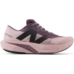Buty damskie New Balance FuelCell Rebel v4 WFCXCS4 – różowe. Czerwone obuwie sportowe damskie New Balance, bez wzorów, z gumy, do biegania. Za 499.99 zł.