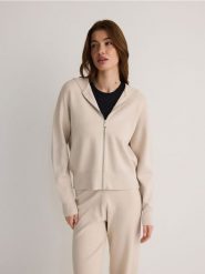 Rozpinany sweter z kapturem - kremowy. Białe kardigany damskie Reserved, l, bez wzorów, z wiskozy, bez kołnierzyka, bez ramiączek, z kapturem. W wyprzedaży za 69.99 zł.