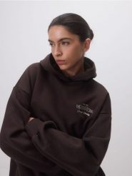Bluza z haftowanym napisem - ciemnobrązowy. Brązowe bluzy damskie Reserved, l, bez wzorów, z bawełny, bez kaptura. Za 119.99 zł.