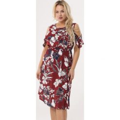 Bordowa Sukienka Lily. Czerwone sukienki damskie Born2be, xl, bez wzorów, z jeansu, bez kołnierzyka, bez ramiączek, midi, z odkrytymi ramionami. Za 69.99 zł.
