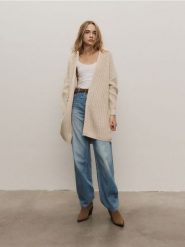 Kardigan z domieszką wełny - kremowy. Białe kardigany damskie Reserved, l, bez wzorów, z dzianiny. W wyprzedaży za 99.99 zł.