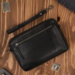 Skórzana saszetka męska do ręki z odpinanym paskiem czarna Paolo Peruzzi AL-10-BL. Czarne saszetki męskie ze skóry, eleganckie. Za 105.41 zł.