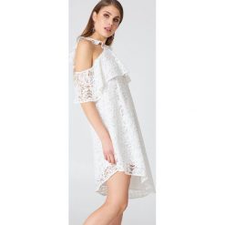 NA-KD Boho Koronkowa sukienka z odkrytymi ramionami - White. Sukienki damskie marki NA-KD Boho. W wyprzedaży za 60.88 zł.