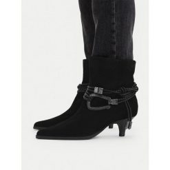 Botki Badura. Czarne botki damskie Badura, bez obcasa, na słupku, bez zapięcia. Za 499.99 zł.