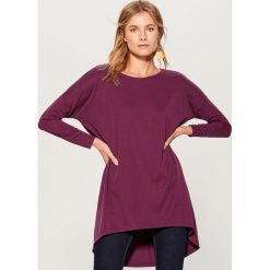 Koszulka z asymetrycznym dołem - Bordowy. T-shirty damskie marki Mohito. Za 89.99 zł.