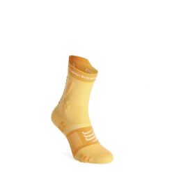 Skarpety do biegania Compressport Pro Racing Socks v4.0 Trail. Brązowe skarpety damskie Compressport, bez wzorów. Za 74.99 zł.