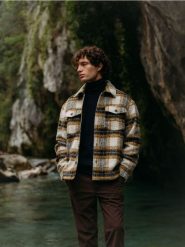 Koszula w kratę z dodatkiem wełny - oliwkowy. Zielone koszule męskie Reserved, l, bez wzorów, z tkaniny, bez kołnierzyka, bez ramiączek. W wyprzedaży za 69.99 zł.