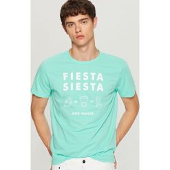 T-shirt z nadrukiem - Zielony. Zielone t-shirty męskie Reserved, z nadrukiem. W wyprzedaży za 19.99 zł.