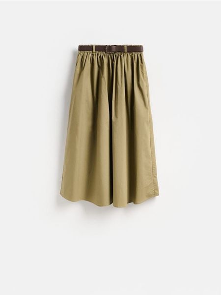 Bawełniana spódnica midi - oliwkowy. Zielone spódnice damskie Reserved, l, bez wzorów, z bawełny, midi, rozkloszowane. W wyprzedaży za 65.99 zł.