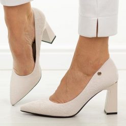 Beżowe czółenka damskie na słupku Vinceza 62281. Brązowe czółenka damskie VINCEZA, bez wzorów, ze skóry, eleganckie, bez obcasa, na słupku, bez zapięcia. Za 199.00 zł.