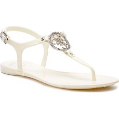 Sandały GUESS - Jacode FL6JAC RUB21 WHITE. Białe klapki damskie Guess, z aplikacjami, z tworzywa sztucznego, bez obcasa, na obcasie, bez zapięcia. W wyprzedaży za 259.00 zł.