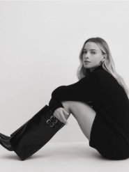 Długi sweter z wełny merino - czarny. Czarne swetry damskie Reserved, l, bez wzorów, z wełny, bez kołnierzyka, bez ramiączek, długie, bez kaptura. W wyprzedaży za 279.99 zł.