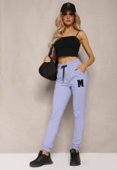Fioletowe Spodnie Dresowe z Naszywką na Nogawce Aralsta. Fioletowe spodnie dresowe damskie Renee, m, z aplikacjami, z dresówki. Za 49.99 zł.