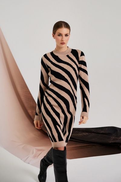 Dopasowana sukienka beżowa. Brązowe sukienki damskie MOODO, l, bez wzorów, z poliamidu, bez kołnierzyka, bez ramiączek, dopasowane. Za 169.99 zł.