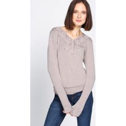 Khaki Sweter Just Wait. Brązowe swetry damskie Born2be, z dekoltem w serek. Za 59.99 zł.
