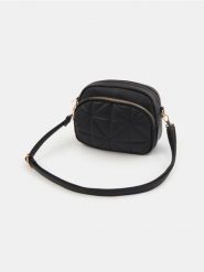 Pikowana torebka na ramię z regulowanym paskiem - czarny. Czarne torby na ramię damskie Sinsay, bez wzorów, pikowane, bez dodatków. Za 39.99 zł.