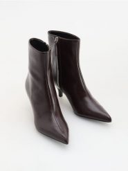 Skórzane botki - bordowy. Czerwone botki damskie Reserved, ze skóry, bez obcasa, bez zapięcia. Za 269.99 zł.