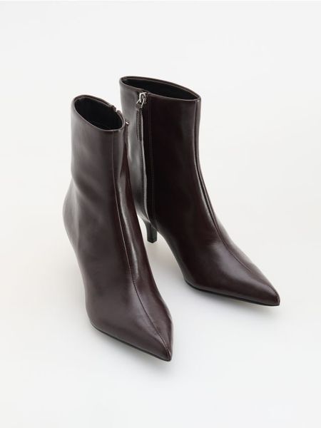 Skórzane botki - bordowy. Czerwone botki damskie Reserved, ze skóry, bez obcasa, bez zapięcia. Za 269.99 zł.