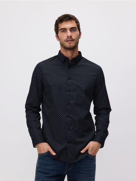 Koszula slim fit z bawełną - czarny. Czarne koszule męskie Reserved, l, bez wzorów, z bawełny, bez kołnierzyka, bez ramiączek. Za 179.99 zł.