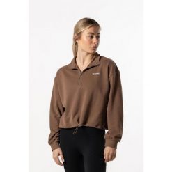 Damska krótka bluza z krótkim zamkiem i opuszczonym ramieniem – brązowy. Brązowe bluzy damskie AESTHETIC WOLF, l, bez wzorów, z bawełny, bez kaptura, na fitness i siłownię. Za 259.99 zł.