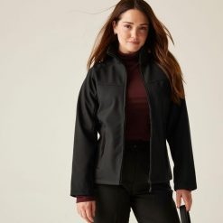 Softshell roboczy damski Uproar. Czarne kurtki damskie Regatta, bez wzorów, z softshellu, bez kaptura. Za 209.99 zł.