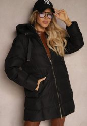 Czarna Kurtka Pikowana o Długim Kroju z Kapturem i Suwakiem Dwukierunkowym Naomira. Czarne kurtki damskie Renee, l, bez wzorów, z dzianiny, z kapturem. Za 119.99 zł.