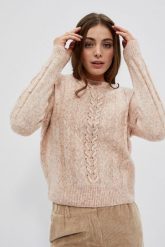 Sweter z ozdobnym splotem pudrowo-różowy. Czerwone swetry damskie MOODO, m, bez wzorów, z poliesteru, bez kołnierzyka, bez ramiączek, bez kaptura. W wyprzedaży za 74.99 zł.