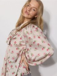 Satynowa koszula w róże - wielobarwny. Czerwone koszule damskie Reserved, l, bez wzorów, z satyny, klasyczne, bez kołnierzyka, bez ramiączek. W wyprzedaży za 119.99 zł.