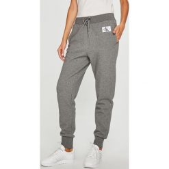 Calvin Klein Jeans - Spodnie. Spodnie materiałowe damskie marki Calvin Klein Jeans. W wyprzedaży za 319.90 zł.
