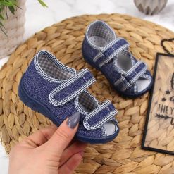 Kapcie chłopięce sandałki domowe Nazo. Sandały chłopięce Nazo, z materiału, bez zapięcia. Za 59.99 zł.
