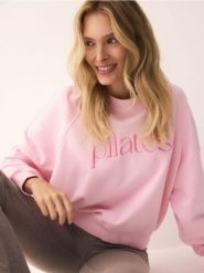 Bawełniana bluza z napisem - pastelowy róż. Czerwone bluzy damskie Reserved, l, bez wzorów, z bawełny, bez kaptura. Za 99.99 zł.