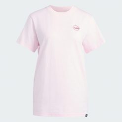 Koszulka Travel Loose Graphic. Czerwone t-shirty damskie Adidas, l, bez wzorów, z bawełny, klasyczne, bez kołnierzyka. Za 129.00 zł.