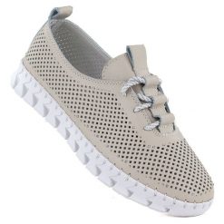 Skórzane półbuty damskie slip on ażurowe komfortowe beżowe Evento 8654. Brązowe półbuty damskie eVento, w ażurowe wzory, ze skóry, bez obcasa, bez zapięcia. Za 129.99 zł.