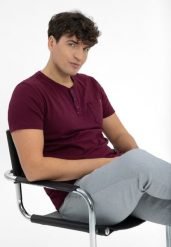 T-shirt z rozpinanym dekoltem TM-HUBRIS. Czerwone t-shirty męskie Volcano, m, bez wzorów, z bawełny, klasyczne, bez kołnierzyka. Za 69.99 zł.