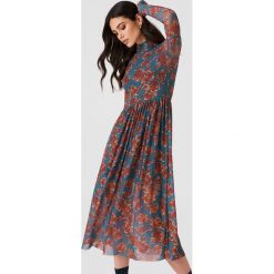 NA-KD Trend Siateczkowa sukienka midi z długim rękawem - Orange,Multicolor. Pomarańczowe sukienki damskie marki NA-KD Trend, ze stójką, z długim rękawem. W wyprzedaży za 135.80 zł.