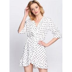 Biała Sukienka Flavorer. Białe sukienki damskie Born2be, na imprezę, na lato, m, z aplikacjami, retro, bez kołnierzyka, bez ramiączek, kopertowe. Za 79.99 zł.