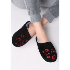 Czarno-Niebieskie Kapcie Importunate. Kapcie damskie marki Tommy Hilfiger. Za 29.99 zł.
