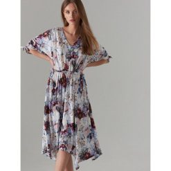 Plisowana midi sukienka w kwiaty - Kremowy. Białe sukienki damskie marki Mohito, bez wzorów, bez kołnierzyka, bez ramiączek. Za 149.99 zł.