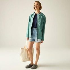 Damska wodoodporna kurtka z kapturem Bayletta. Zielone kurtki damskie Regatta, bez wzorów, z poliesteru, z kapturem. W wyprzedaży za 229.99 zł.