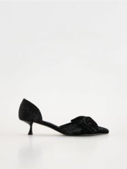 Czółenka na obcasie kitten - czarny. Czarne czółenka damskie Reserved, bez wzorów, z zamszu, bez obcasa, na obcasie, bez zapięcia. W wyprzedaży za 99.99 zł.