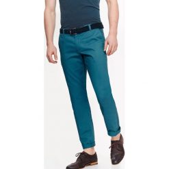 SPODNIE MĘSKIE W STYLU CHINO O REGULARNYM KROJU. Eleganckie spodnie męskie marki TOP SECRET. W wyprzedaży za 69.99 zł.