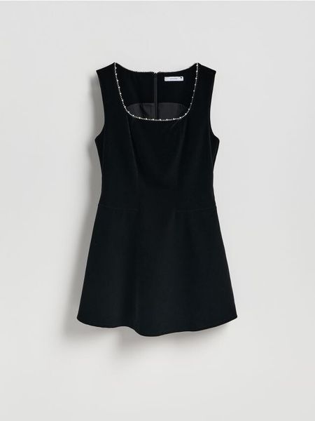Sukienka mini ze zdobieniem - czarny. Czarne sukienki damskie Reserved, l, z aplikacjami, z tkaniny, bez kołnierzyka, bez ramiączek, mini, rozkloszowane. Za 149.99 zł.