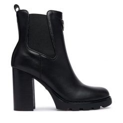 Botki Guess. Czarne botki damskie Guess, bez obcasa, na słupku, bez zapięcia. Za 634.99 zł.