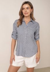 Granatowa Bawełniana Koszula Oversize z Tkaniny Plumetti z Metaliczną Nicią Hepsolea. Niebieskie bluzki damskie Born2be, na lato, m, bez wzorów, z bawełny, eleganckie, bez kołnierzyka, bez ramiączek. Za 79.99 zł.