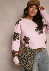 Różowy Sweter Ozdobiony Cekinami i Naszywkami w Kształcie Kwiatów Cialuna. Czerwone swetry damskie Renee, z aplikacjami, z jeansu, casualowe, bez kołnierzyka, bez ramiączek, bez kaptura. Za 159.99 zł.