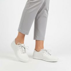 Półbuty damskie S.Barski, lekka konstrukcja perforowana cholewka sznurowanie elastyczna podeszwa miękkie wnętrze, białe, LR61-7079. Białe półbuty damskie S.BARSKI, bez wzorów, bez obcasa, na płaskiej podeszwie, bez zapięcia. Za 179.00 zł.