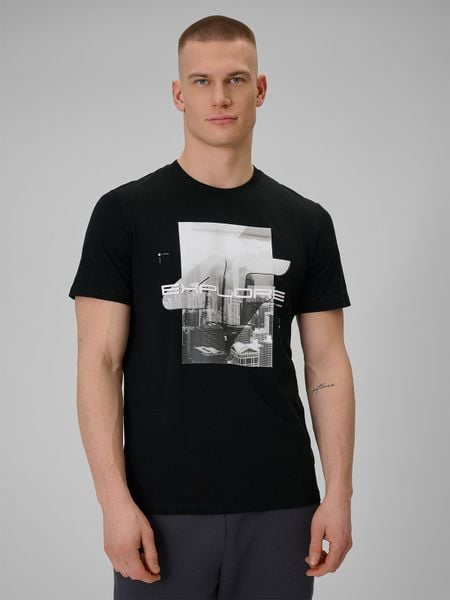 4F T-shirt regular z nadrukiem męski - czarny L. Czarne t-shirty męskie 4f, l, bez wzorów, z dzianiny, klasyczne, bez kołnierzyka. Za 69.99 zł.