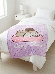 Koc Pusheen the Cat - fioletowy. Fioletowe kocyki dla dzieci Sinsay. Za 35.99 zł.